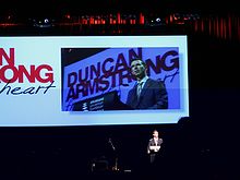 Duncan Armstrong faisant un discours lors d'une conférence caritative