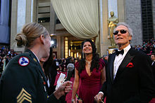 Photographie de Clint Eastwood et de Dina Ruiz, devant le Kodak Theater, regardant en l’air