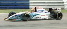 Photo d'Eddie Irvine au volant de sa Jordan lors du Grand Prix de Grande-Bretagne.