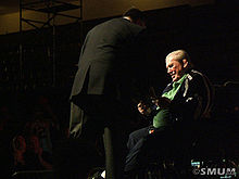 Marc Blondin remet un hommage à Édouard Carpentier lors du gala de la ToW5, le 5 mars 2010