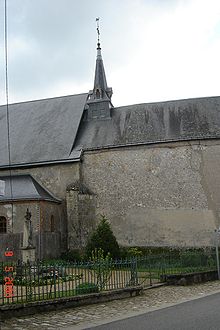 Église Saint-Pierre mur nord en petit appareil avec traces des ouvertures du Xe ou XIe siècle, sacristie et monument aux morts