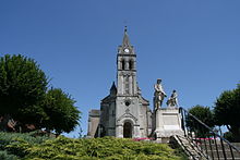 vue de l'église avec le monument au mort au premier plan