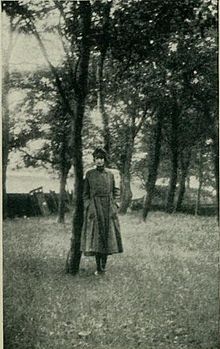 Elsie Wright en 1920, photographiée près du lieu où la photo du gnome a été prise.
