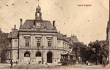 Carte postale ancienne montrant un tramway de l'Est Parisien devant la Mairie du XXe arrondissement