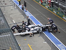 Photographie d'une Williams FW33 dans les stands de Melbourne