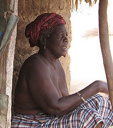 Femme sérère dans un village du Sine-Saloum