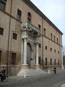 Image de la façade et du protail du palais