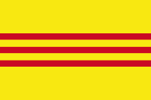 Drapeau sur fond jaune, trois bandes rouges horizontales espacées de leur largeur, centrées verticalement