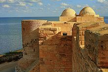 Vue prise sur les murailles du fort de Houmt Souk dominant la mer.