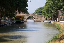 photographie du canal et du pont de pierre l'enjambant