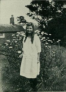 Photographie de Frances Griffiths prise en 1920.