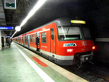 L'intérieur de la gare avec un train de la série DB 420 de la S8 S-Bahn Rhein-Main