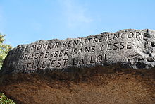 Vue de face du tombeau d'Allan Kardec avec son épigraphe : « Naître, mourir, renaître encore et progresser sans cesse, telle est la loi ».