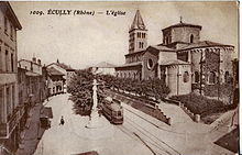 Carte postale ancienne montrant un tramway au terminus de l'église d'Écully. Cette ligne a circulé de 1894 à 1938