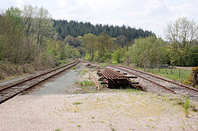 L'extrémité du quai central, la ligne et la voie de croisement, en direction de Carhaix