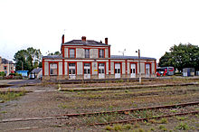 Le bâtiment voyageurs en service et les quais et voies abandonnées en 2010