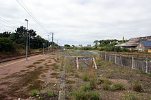 La ligne en direction de Morlaix avec des vestiges des anciennes installations de la gare