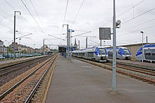 L'intérieur de la gare, avec les bâtiments, les voies, les quais et les automotrices électriques Z 27648 et Z 27796 des TER Bretagne
