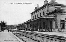 La gare au début des années 1900, avec ses deux voies, deux quais et son bâtiment voyageurs disposant d'un corps central à 5 ouvertures et 2 ailes avec une ouverture. Une marquise est installée sur ce bâtiment