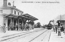 La gare vers 1900, avec le bâtiment voyageurs, deux voies et l'express de Paris