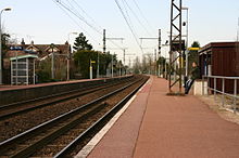 À gauche, la voie 2 en direction de Corbeil-Essonnes. À droite, la voie 1 en direction de Melun.