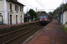 Rame Z 20500 en gare du Coudray-Montceaux, en provenance de Melun et en direction de Paris-Gare de Lyon