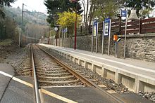La voie et le quai de la halte ferroviaire