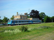 La photographie couleur montre un élément automoteur diesel de couleur bleu en gare.