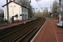 À gauche, la voie 2 en direction de Corbeil-Essonnes. À droite, la voie 1 en direction de Melun