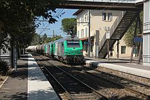 La BB 75034 en tête d'un train de fret passe sans arrêt en gare d'Istres en 2010.