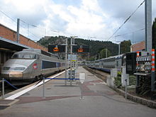 La gare terminus au pied de la montagne du Roule, avec un TGV et une rame VO 2N à quai