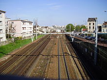 Les cinq voies à l'ouest de la gare, avec au milieu une voie de service.