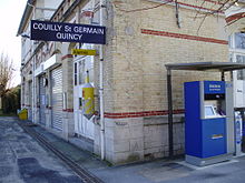 Bâtiment voyageurs et quai de la gare avec panneau Couilly - Saint-Germain - Quincy, en 2010.]