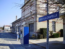 Bâtiment voyageurs et quai de la gare avec panneau Crécy-la-Chapelle, en 2010.]