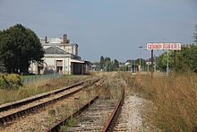La gare de Gournay-Ferrières en 2010 envahie par la végétation.