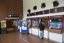 Le hall de la gare avec les guichets.