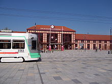 L'entrée de la gare avec le passage d'un tramway