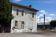 L'ancien bâtiment voyageurs vu depuis la rue d'Ambreville.