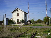 Passage à niveau (PN) n° 29 à 500 m environ au nord de la gare de Villiers-Saint-Georges. La voie est déposée quelques centaines de mètres au-delà du PN.
