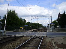 Passage à niveau au sud de la gare du Plessis-Belleville.