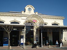 Photographie couleur représentant l'entrée de la gare SNCF de Castres, côté parking.