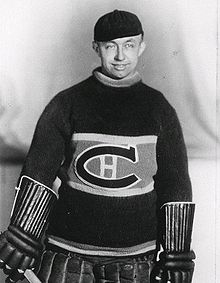 Photo noir et blanc de Hainsworth avec le maillot des Canadiens de Montréal.