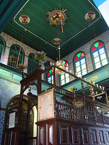 Salle principale de la synagogue de la Ghriba avec ses couleurs bleutées.