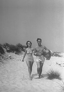 Elizabeth Waldon Bowen en compagnie d'Edgar Ginger sur une plage de Normandie à l'été 1935