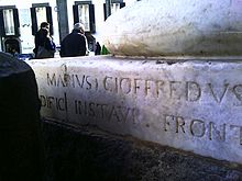 Image de la signature de l'architecte Mario Gioffredo au bas d'une colonne du portail