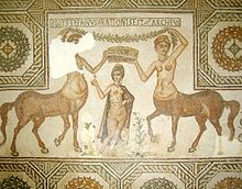 Deux Centauresses couronnent la déesse Vénus et tiennent au-dessus d’elle une guirlande.