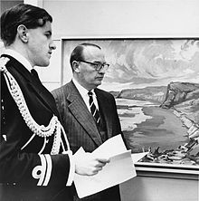 Photographie représentant Lord Cobham visitant un musée, en 1958.