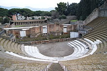 Le Grand Théâtre de Pompéi vu du haut des gradins.