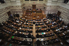 Photographie de la chambre du Sénat, dans le bâtiment du parlement hellénique, vue d'en haut.