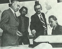 Jacques Guillon, Morley Smith, Laurent Marquart et Roger Labastrou discutant une maquette